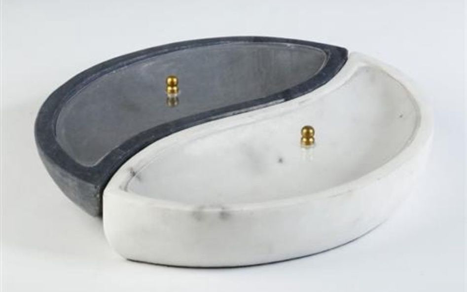 כלי הגשה מחולק עשוי שיש לבן ואפור בעיצוב מיוחד