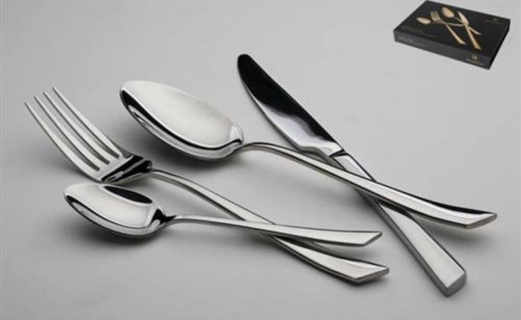 הסט כולל:
• 6 מזלגות
• 6 סכינים
• 6 כפות
• 6 כפיות