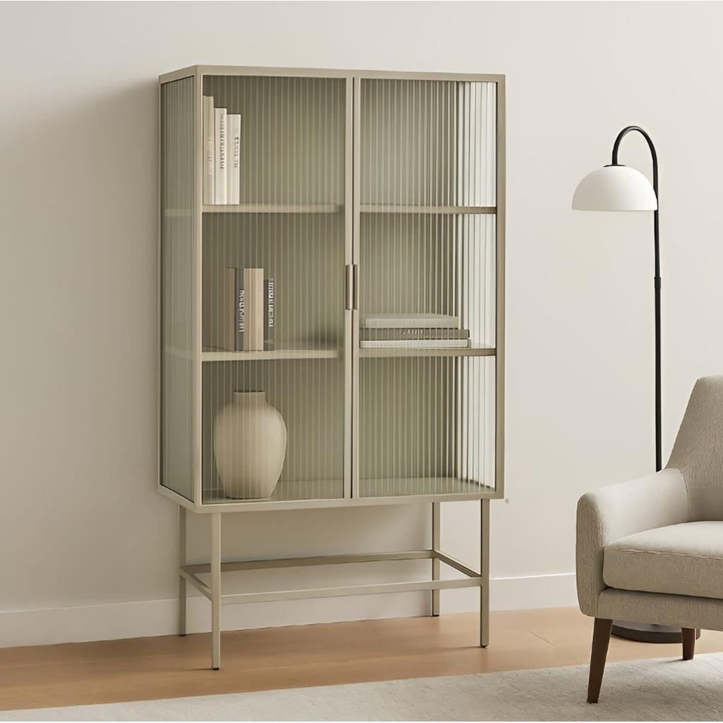 ויטרינה דגם דובאי עשויה מתכת בצבע שמנת בשילוב דלתות זכוכית