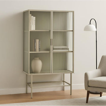 ויטרינה דגם דובאי עשויה מתכת בצבע שמנת בשילוב דלתות זכוכית