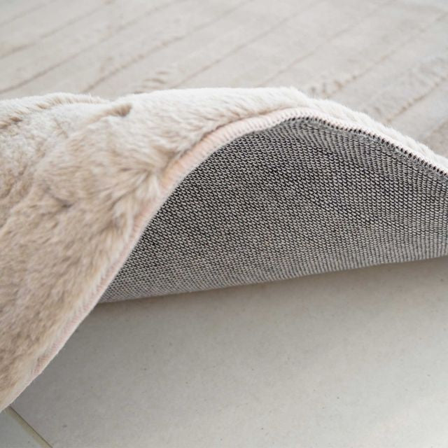 שטיח אסימטרי דגם אמיליה עשוי פרווה בצבע בז'