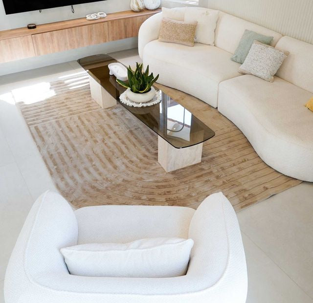 שטיח אסימטרי דגם נטליה עשוי פרווה דקה בצבע אבן