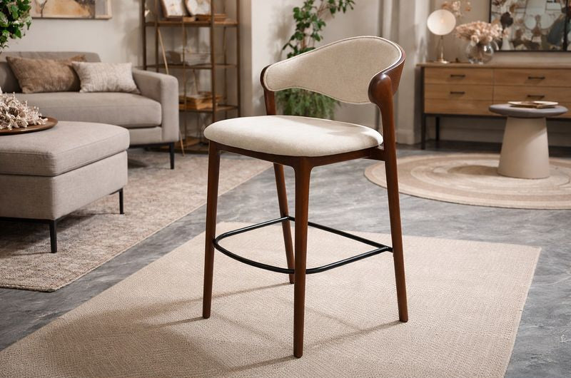 כיסא בר בגוון בהיר בשילוב רגלי עץ חום אגוז מרשים