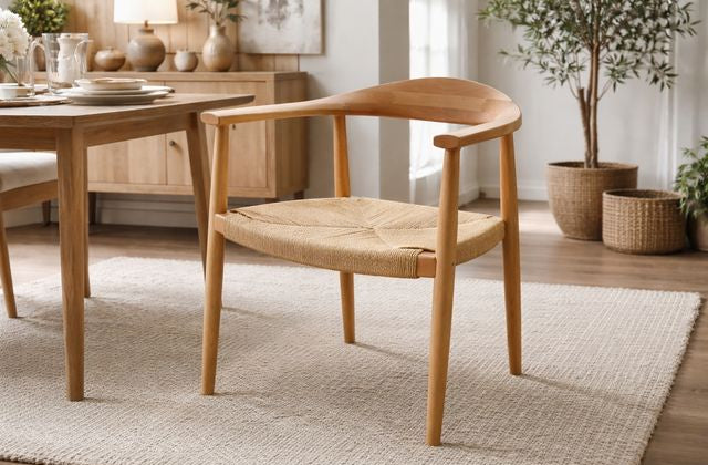 כיסא אוכל עשוי עץ בגוון טבעי בעיצוב יוקרתי