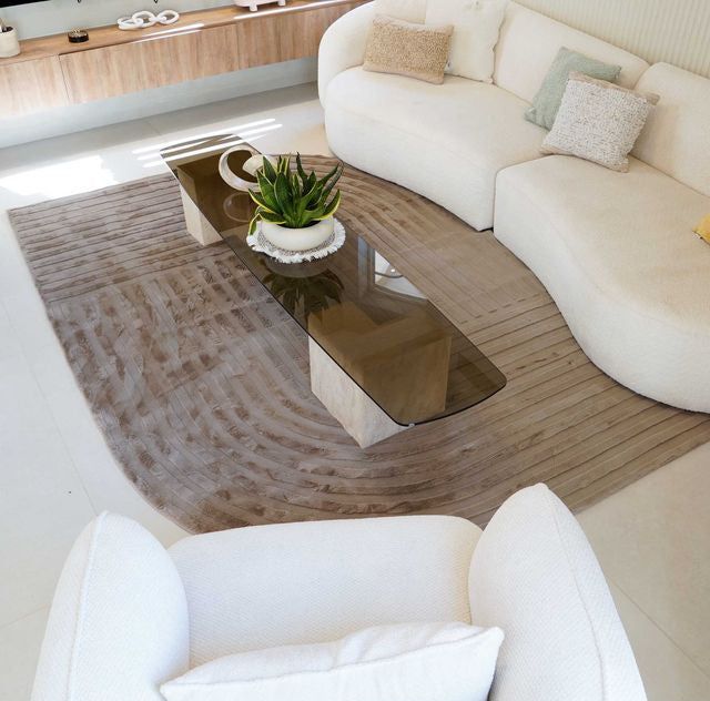 שטיח אסימטרי דגם נטליה עשוי פרווה דקה בצבע קפה