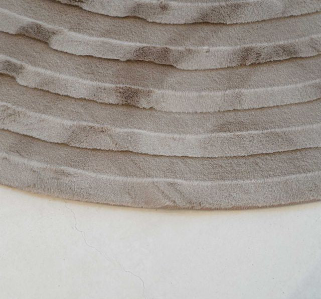 שטיח אסימטרי דגם נטליה עשוי פרווה דקה בצבע קפה