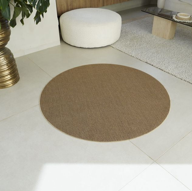 שטיח דגם שרלוט עשוי בד שאניל בשילוב גומי בצבע בז'