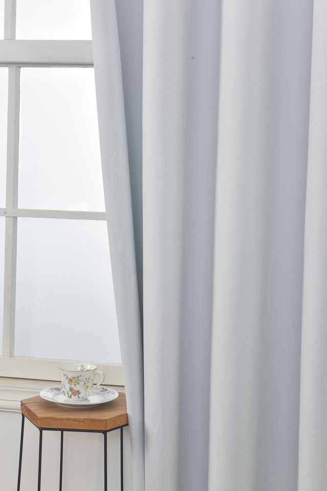 וילון השחלה דגם יעל עשוי פוליאסטר בצבע אפור בהיר