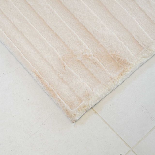 שטיח אסימטרי דגם אמיליה עשוי פרווה בצבע בז'