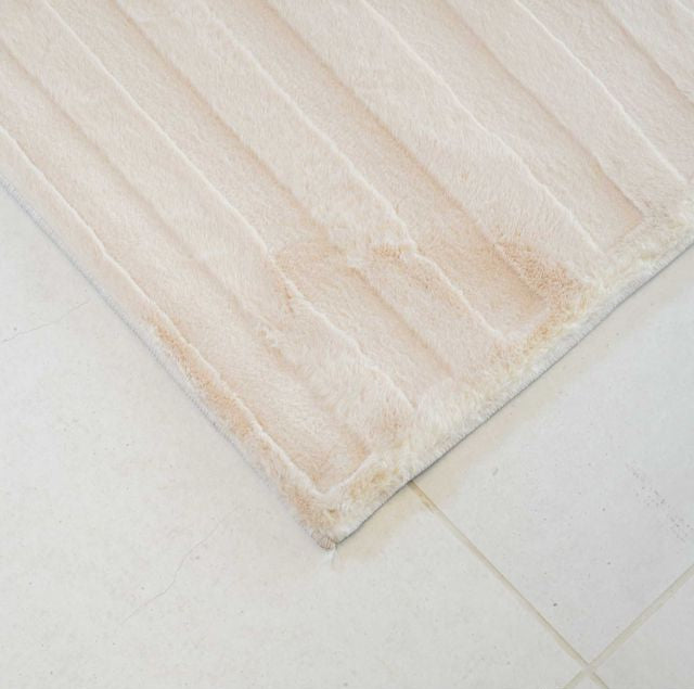 שטיח אסימטרי דגם נטליה עשוי פרווה דקה בצבע בז'