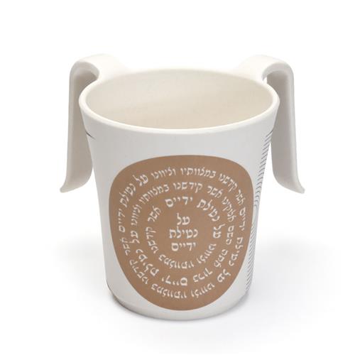 נטלה במבוק כוס סוכר