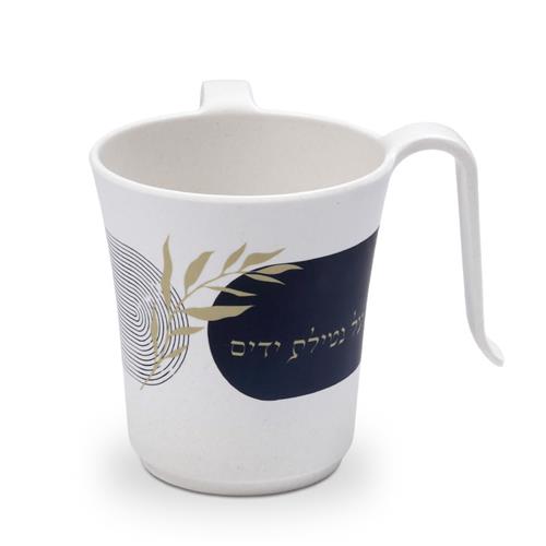 נטלה במבוק כוס סוכר