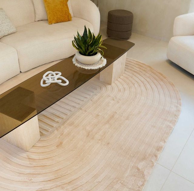 שטיח אסימטרי דגם אמיליה עשוי פרווה בצבע בז'