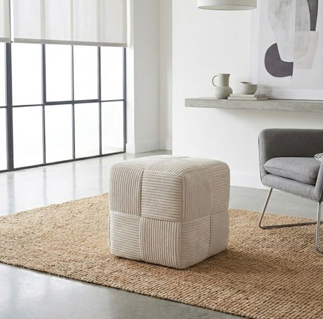 הדום עשוי פרווה בעיצוב פסים וקוביות מרשימות